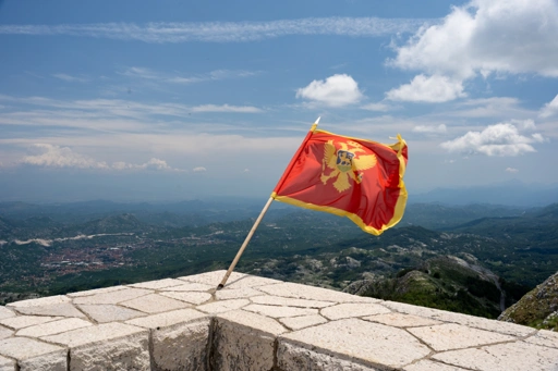 Mit ábrázol Montenegró zászlaja?